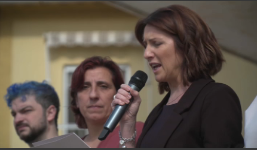 Domenica 11,25 Rai3

STOP “FEMINICIDIOS” #ElenaScarrone

Ogni mese leggono i nomi delle vittime. In #Spagna conosceremo le misure che hanno permesso di ridurre del 30% i #femminicidi. Politiche dei governi e progetti nelle #scuole 

tinyurl.com/tr5tuw8x

<a href="/TgrRai/">Tgr Rai</a> <a href="/RaiNews/">RaiNews</a>