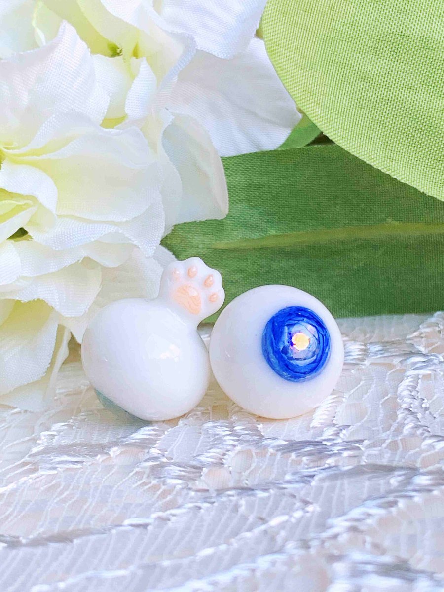 DOLKSTATION's tweet photo. ＼在庫小物送料無料／
【入荷情報】
studio：storybrookeより、18mmドール用アイ『薔薇』のご紹介です！
➡️https://t.co/9M3XbbkEyg

アイの中に、深く鮮やかな青色の薔薇が咲き誇ります。
精巧に造形された花びらの重なりは、思わず見入ってしまう美しさ。
ぜひお手元でお確かめください。 https://t.co/sWA9u6QApu