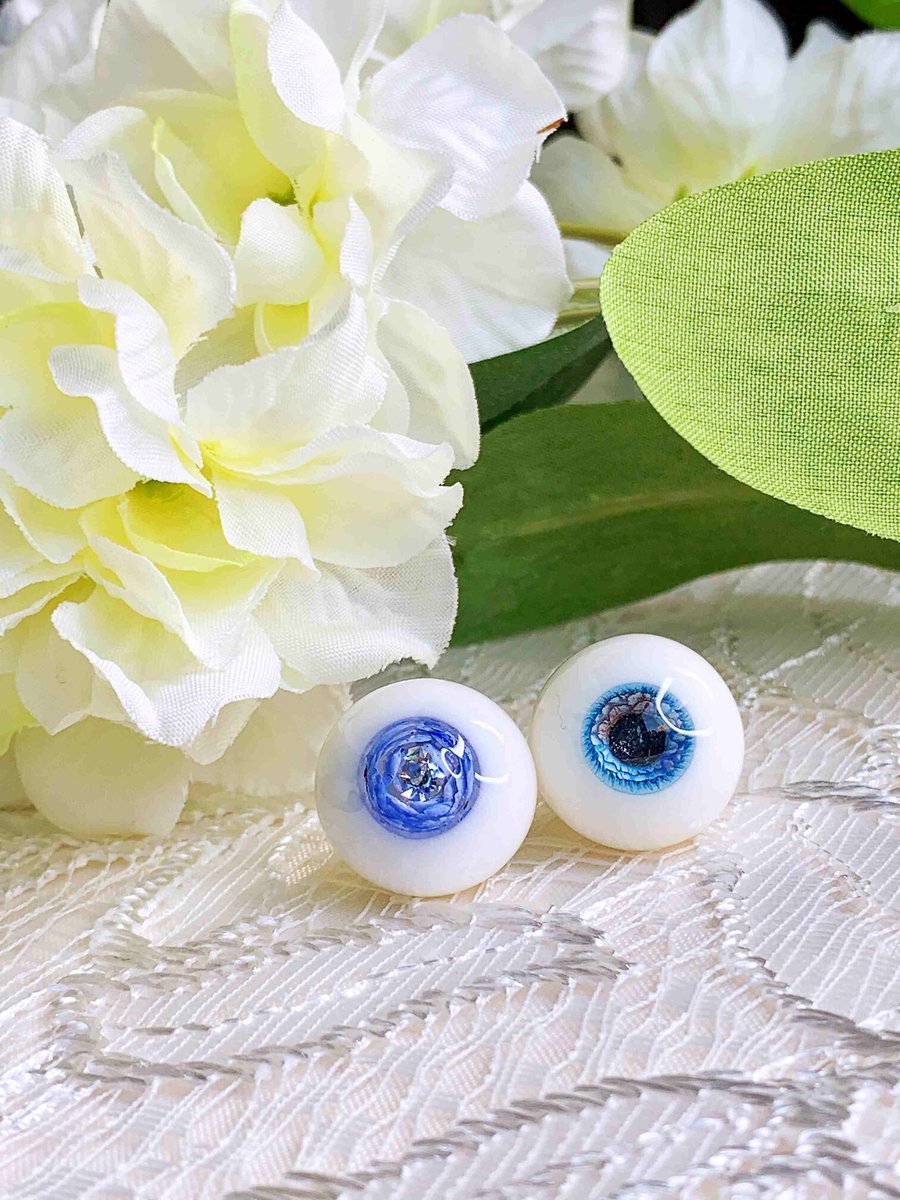 DOLKSTATION's tweet photo. ＼在庫小物送料無料／
【入荷情報】
studio：storybrookeより、18mmドール用アイ『薔薇』のご紹介です！
➡️https://t.co/9M3XbbkEyg

アイの中に、深く鮮やかな青色の薔薇が咲き誇ります。
精巧に造形された花びらの重なりは、思わず見入ってしまう美しさ。
ぜひお手元でお確かめください。 https://t.co/sWA9u6QApu