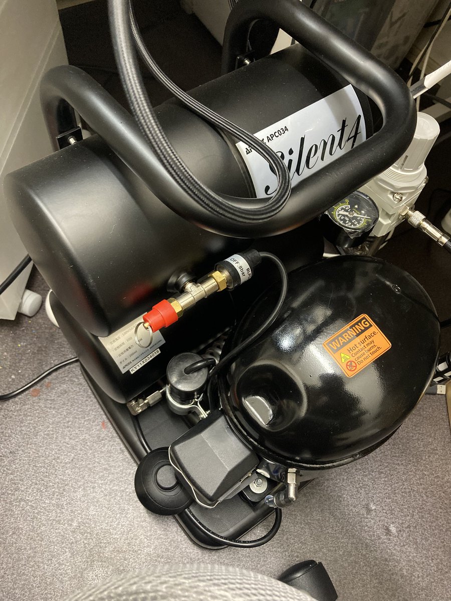 新品で購入して2ヶ月、コンプレッサーが動かなくなりまして！

ドレン内に水溜まってないか？
フィルター汚れてないか？
エア取り込み口塞いでないか？

などなど細かくみても今のところ不具合箇所が分からず、参った😭😭😭

エアテックスさんのサポートめっちゃ丁寧だから連絡してみます…GW中かっ😭