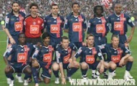 MaillotsPSG's tweet photo. 29/04/2006. Le #PSG domine l'@OM_Officiel et remporte une de ses plus belles Coupe de France : 2️⃣-1️⃣
⚽️ Kalou, Dhorasoo
🔗 https://t.co/MUUcoIwZUv
🎦 https://t.co/QfhbDx2IDD
#PSGOM #OMPSG https://t.co/clagVtUQqn