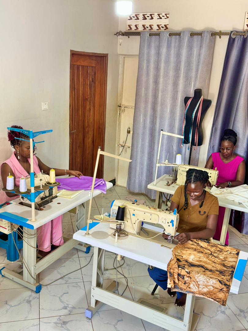 Katambulajulie3's tweet photo. From Zero to Sew! βοΈ No experience? No problem. Discover the joy of creating your own garments.
@dc_coutureug
#TailoringSkills #LearnToSew #SewingWorkshop #FashionDesignTraining #HandmadeWithLove #StitchingSchool #DIYFashion #TailorLife #StartSmallDreamBig #FashionEntrepreneur https://t.co/LURd24yvqO
