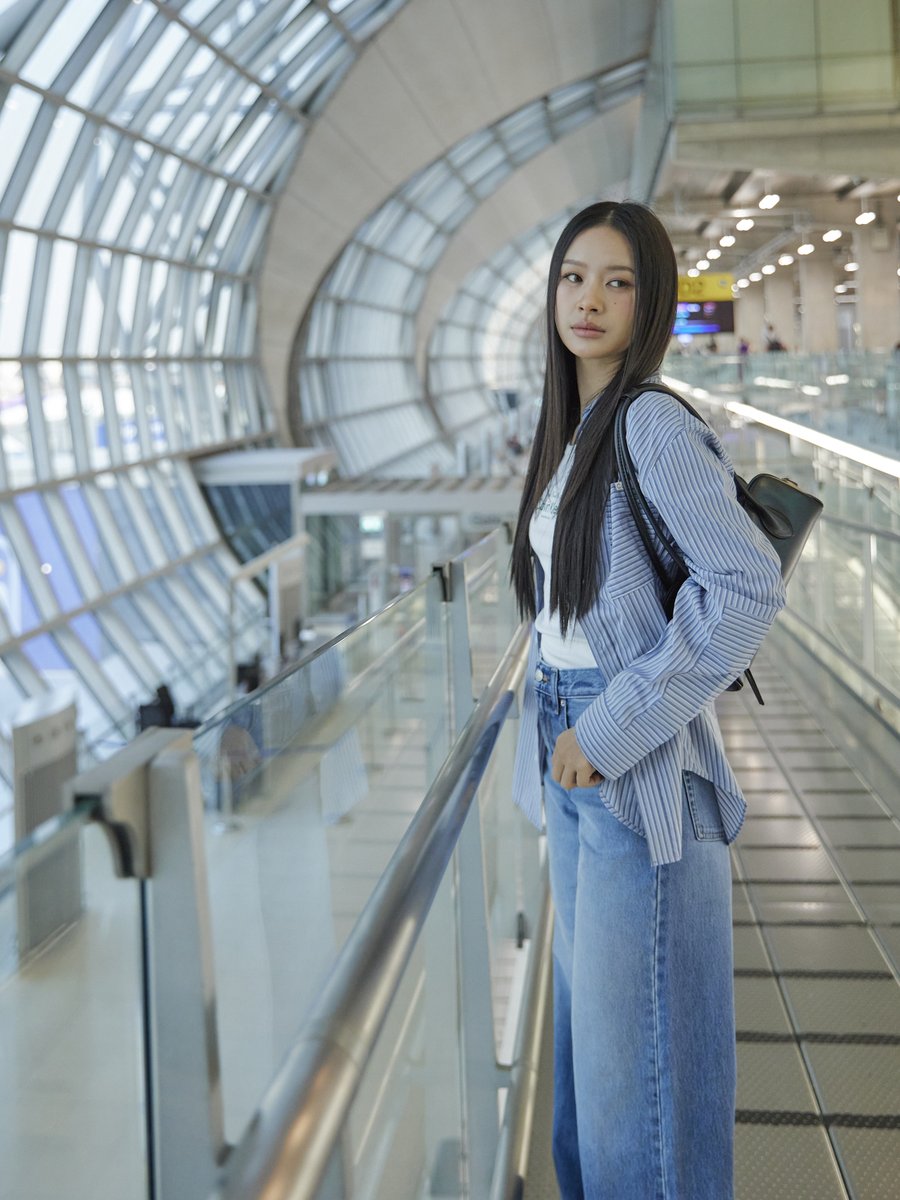 Kazzmagazine's tweet image. คนสวยเช็คอิน! แอร์พอร์ตลุคของสาว 'มิ้ลค์–พรรษา' #MilkPansa สู่ประเทศมาเลเซียเพื่อร่วมงาน Calvin Klein Store Opening ในวันที่ 30 เม.ย. นี้ 🤍

#CalvinKleinXMilk
#calvinklein 
#KAZZMAGAZINE