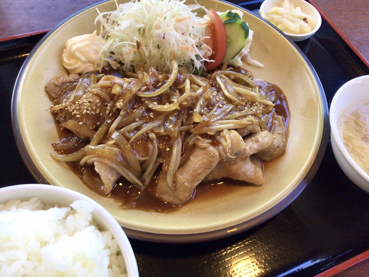chukakenshin's tweet photo. こんにちは中華彩館剣心です！
今週の週替わり定食は「豚肉の生姜焼き」
になります🐷🧅
(ライス、スープ、サラダ、おしんこ付き)
税込1.200円でご用意しております😋
5月4日(月・祝)までのご提供です！
皆さまのご来店お待ちしております🤗

GWですね！皆さまはどこか遠くにお出かけされますか？🚗 https://t.co/pERF8qe2V0