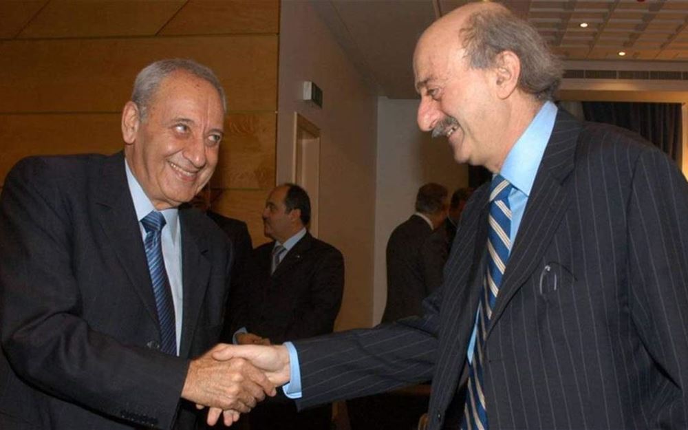 samykleyb's tweet photo. نبيه برّي: حين يحكم التاريخ حاضره  حين كانت بيروت تشتعل بالقصف المتبادل الذي أثاره تناقض المواقف الداخلية بشأن اتفاق ١٧ أيار بين لبنان وإسرائيل في عهد الرئيس السابق أمين الجميل، وحين كانت سوريا حافظ الأسد توظّف كل التناقضات الداخلية اللُبنانية في صفقاتها مع الولايات المتحدة الأميركية بعيد الاجتياح الإسرائيلي للُبنان، وتوازن في تحالفاتها بين الشرق السوفياتي والغرب، وبين إيران والخليج عبر لُبنان وعلى حسابه، كان نبيه بري (قائد حركة أمل آنذاك) يجذب الصحافة العالمية والعربية والمحليّة إلى مكان إقامته الخطير في "بربور" يرفع اللهجة حين يرى ذلك ضروريًّا، ويُخفضها حين تحتاج التسويات ذلك، ويُشكّل في الحالتين رقمًا صعبًا. وكنا كلما زرناه ونحن في مقتبل عمرنا الصحفي، نمرّ تحت القصف والقنابل التي لم توفّر ذاك المكان. تشاء صدف التاريخ وأهوال الجغرافيا الحاليّة، أن يتصدّر نبيه بري نفسه المشهد بعد نحو ٤٣ عامًا على اتفاق ١٧ أيار، فهو الوحيد الذي يُشكّل اليوم محور التقاطُعات المحليّة والعربيّة والدوليّة، ويستطيع بكلمة واحدة أن يُمرّر اتفاق لُبنان مع إسرائيل أو يعطّل مفاعيله، مع إدراكه التام بأنَّ ثمن التعطيل هذه المرّة أكبر بكثير من القدرة على تحمّله. الرجل الذي ما زال يُمارس رياضته اليوميّة داخل منزله ويناقش أمور السياسية والحاجات الاجتماعية مع زواره واحدًا بعد واحد عبر السير معهم  على طريقة المدرسة "المشائية" لأرسطو، بات في الثامنة والثمانين من العُمر، وهو بالتالي لن يترك نقطة تفاوضية سوداء في تاريخه، ولن يمرّر أي اتفاق سلام مع إسرائيل يكون استسلامًا، ولن يقبل بأي اتفاقية لا تسحب عدو بلاده من أرضه وتعيد أهل الجنوب الى جنوبه، وتعيد الأسرى وتكون مقرونة بضماناتٍ أميركية أكيدة. البُعد الشخصي والنفسي في هذه الحرب كبير الأهمية بالنسبة لنبيه بري الذي كتب قصائد لمقاومين استشهدوا وفي مقدمها بلال فحص، وأرسل شباب حركة أمل يقاتلون الاحتلال عند أبواب  بيروت في خلدة وغيرها،  والذي عمل لنهضة الجنوب وأهله، والذي قاوم الاقطاع وكان يسخر حتى من مُدّعي الدين (مشايخ العسل كما كان يسميهم) ويجاهد لتوسيع الحضور الشيعي في مؤسسات الدولية والمجتمع من وظائف رسمية وتربوية ومعاهد ومستشفيات وغيرها. يُحزنه أن يُدمّر الجنوب في حياته، ويلوم ضمنيًّا، وفي بعض المرّات علانية، حزب الله على حربيه الأخيرتين، ولن يقبل بأي اتفاق لا يعيد بناء ما تعمّر ويحفظ لأهل الجنوب والبقاع والضاحية كرامتهم. ووليد جنبلاط الرئيس السابق للحزب التقدمي الاشتراكي، صديقه الوفيّ، سيبقى الى جانبه في اللحظات المصيريّة هذه، وهما سيُشكّلان نواةً لأي حراك مناهض لأي اتفاقية تُعطي إسرائيل أكثر مما تأخذ منها، وهما يسعيان حاليًّا من خلال مروحة الاتصالات الواسعة التي يقومان بها إلى الإبقاء على التماسك الداخلي، وتخفيف الاندفاعة نحو التسرّع في توقيع اتفاق مع إسرائيل بضغوط أميركيّة، ويعملان على أن تبقى الأمور التفاوضية في الوقت الراهن في إطارها الأمني، حتّى التأكد من أن أي اتفاق سيضمن فعلا انسحابات إسرائيليا ووقف الحرب مع ضمانات وإعادة إعمار. نبيه بري يريد كجنبلاط وكثير من اللُبنانيين حصرية السلاح بيد الدولة، لكن بعد الحرب الإيرانية الأميركية والحرب الإسرائيلية اللبنانية الأخيرة، شعر الرجل، الذي يتابع الحرب بحذافيرها، بأن المحور الموالي لإيران قد تماسك وفاجأ ترامب ونتنياهو، وهو مقتنع بأنه يمكن انتهاز هذه اللحظة لفرض معادلة جديدة، رغم خطورتها وذلك لتحسين شروط التفاوض وليس للتسرّع. وهو يُدرك تمامًا أن دولاً عربية مركزية وفي مقدمها السعودية (التي تُكِّنُ له تقديرًا واضحًا)، ومصر، يشكلان غطاءً عربيًّا للُبنان ولا يرغبان بتقديم أي هدايا لسيدِ الإبادة في العصر الجديد والمجرم المُلاحَق من محكمةِ العدل الدولية... حتّى الان رئيس الجمهورية يرفع ٤ نقاط شعارًا للمفاوضات وهي كلها محمودة من قبل الجميع : وقف العدوان، وانسحاب الاحتلال، وإعادة الاسرى والنازحين، وبطبيعة الحال إعادة الإعمار .... نبيه بري موافق على كل ذلك، وهو يدعم خطوات الرئيس في ذلك، وهو سارع للتدخل حين ارتفعت لهجة تخوين وتهديد الرئيس ورئيس الحكومة نواف سلام لحمايتهما، وهو لم يعارض المفاوضات، بل كان ركنا أساسيًّا منها حين تعلّق الأمر بالحدود البحرية وغيرها، لكن أن يقبل بتوقيع اتفاق سلام وهو قد بلغ من العمر ما بلغ، وصار رقمًا صعبا في معادلة السياسية والحرب والدولة متربعًا على تاريخ استثنائي من العمل السياسي والحزبي ، فهذا مستحيلٌ دون انسحاب كامل لإسرائيل، ودون أفق سلام عربي أوسع ينطلق خصوصا من مبادرة السلام العربية التي استضافتها بيروت في العام ٢٠٠٢ بعد عشرين عاما على احتلال العدو عاصمة لُبنان. فلا تفسروا عنادَه من منطلقات صغيرة ومن زواريب لُبنان، بل من فكرته الأوسع للحرب والسلام مع عدو لم ير منه الا كل شر...وهو حين يعاند فليس المقصود رئيس الجمهورية أو الحكومة بل يريد إرباك الساحة درءًا لضغوط أميركية أكبر قد ينصاع إليها بعض ساسة لُبنان..
