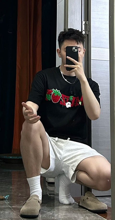 rouvbb's tweet photo. blue上认识的小帅哥 后面聊了很久约出来见面觉得合适然后带我去他家了 玩了几次不过瘾 偷偷下y 还是睡着了更好玩 https://t.co/MQ8Y83E1vR