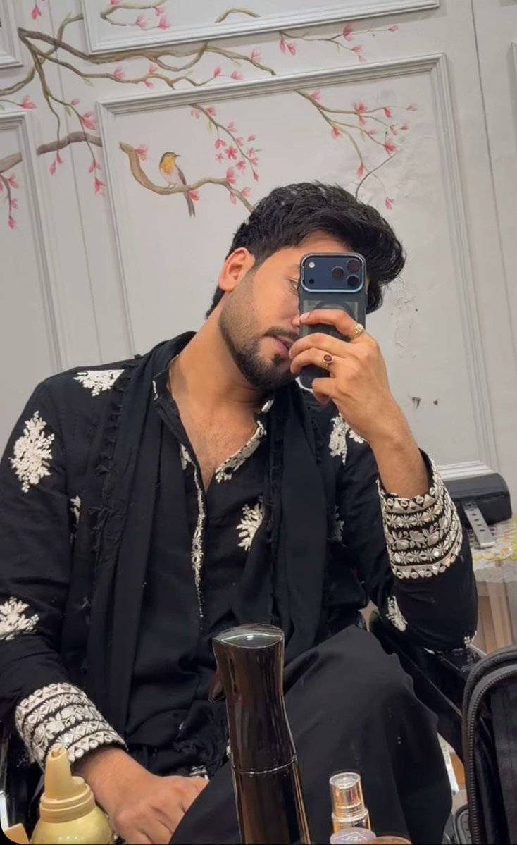 Man in black 🔥🖤

#ElvishYadav