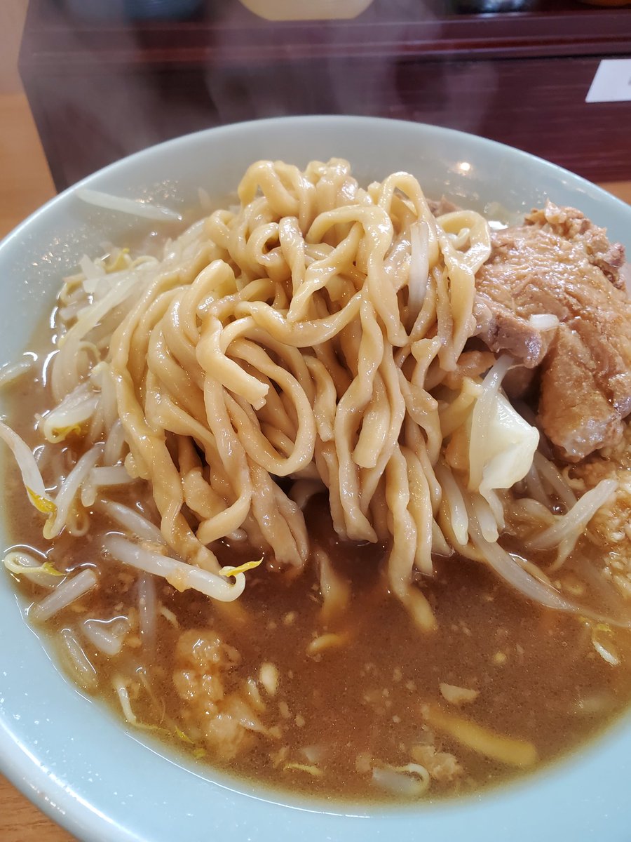 GripMomky's tweet photo. 俺の生きる道 郡山市
ラーメン(150g)💴1,050
ニンニク・辛アブラ
コテコテ過ぎないスッキリ系☝️
ニンニクを溶かしてグビリ🧄
黒アヴラをからめて野菜パクパク😋
からの麺を引っ張り出して
硬めの鍛え上げでいいべした👍️
ブヒ🐷は巨大な端っこ🐖
ホロ柔でアヴラ身トロトロ🐽
野菜多かった💦ゴチ🍴🙏 https://t.co/svuF8HLV9G