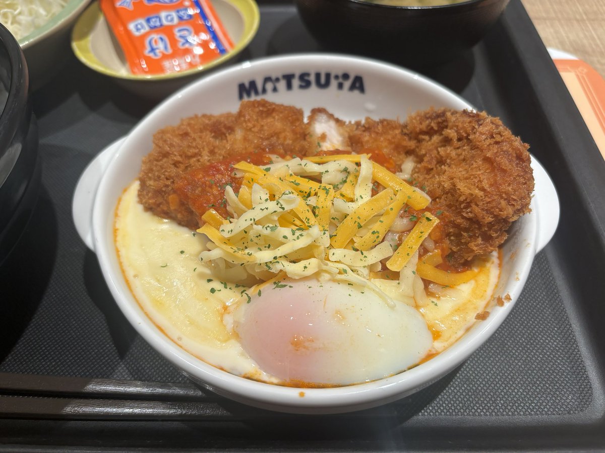 orangeseed7's tweet photo. 本日は松のやの阪西店にて、
チーズうまトマ大麦豚ロースかつ定食🍛
ロースカツにトマトソースと
チーズがたっぷりかかって豪華ですね🧀
トマトとチーズをたっぷり絡めていただきます🍅
とっても美味しいですね♪😋
#ウーバー　#西宮　#大阪　#すまんな https://t.co/kBODkgjkF7