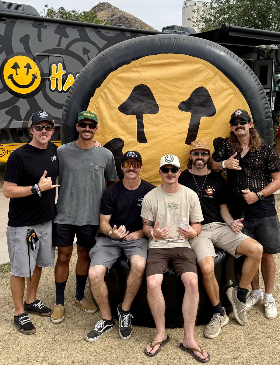 RadicalRP's tweet photo. Good times at @ReggaeRiseUp AZ. Stoked to see #twin_fin_music at their first major fest and catch up with OGs. Thank you Rian &amp; Von for the hospitality. Second year at Reggae Rise Up AZ and coming back for sure. Be safe, see you at the next one! #Aloha 🌴🎸🤙🏽 https://t.co/jLPwWRrtLd