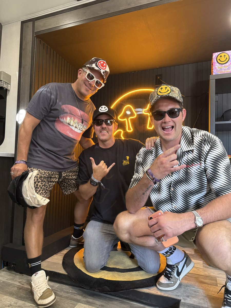 RadicalRP's tweet photo. Good times at @ReggaeRiseUp AZ. Stoked to see #twin_fin_music at their first major fest and catch up with OGs. Thank you Rian &amp; Von for the hospitality. Second year at Reggae Rise Up AZ and coming back for sure. Be safe, see you at the next one! #Aloha 🌴🎸🤙🏽 https://t.co/jLPwWRrtLd