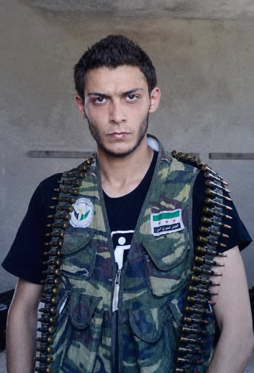 syraura's tweet photo. الشهيد يمان حمود (1989 - 2012)
ابن حي الفرقان وطالب الحقوق الذي آثر الانحياز لشعبه مع انطلاق الثورة. انضم إلى الجيش السوري الحر عقب مجزرة حي صلاح الدين في حزيران 2012، وشارك في معارك ملاحم حلب، ومن أبرزها معركة "دوار الجندول". ارتقى شهيداً إثر قذيفة غادرة من قوات النظام. https://t.co/FqZUOD72B5