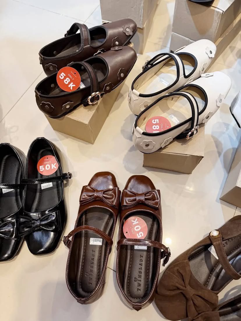 jungjless's tweet photo. INI SIH HIDDEN GEM FOOTWEAR 50RBAN. Modelnya cakep semua jujur ga kelihatan kya sepatu 50rb😭🙏🏻 ada offline storenya juga https://t.co/wdDEgu9AYc