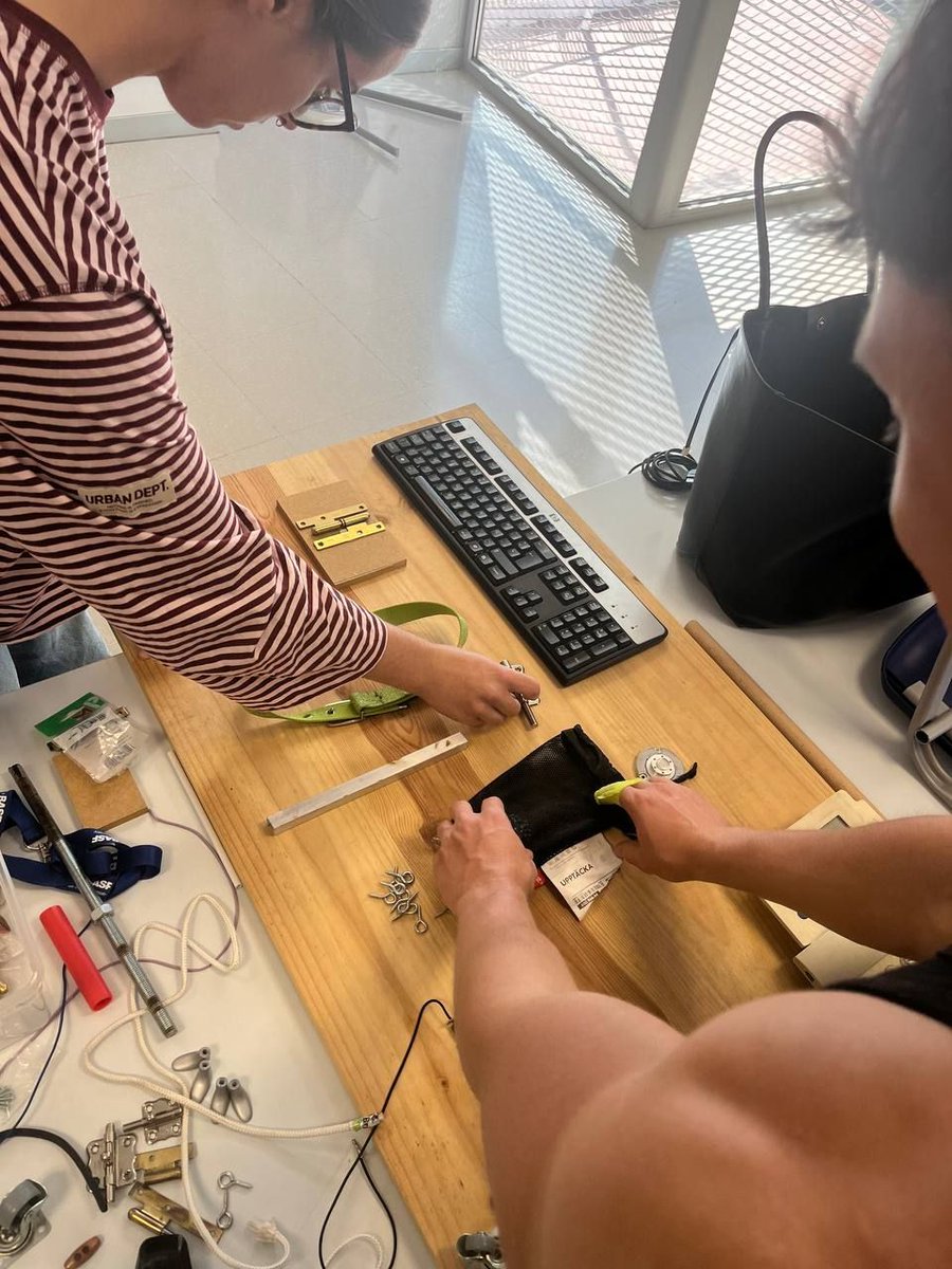 EsitFP's tweet photo. L’alumnat de 2n de Comerç Internacional, dins de l’assignatura de Projecte Intermodular, està treballant amb molta il·lusió en la creació de panells sensorials pensats per als infants de la Llar d’Infants i d’Educació Infantil.  https://t.co/3PuJaqYxC6 https://t.co/tzdYCXpWoE