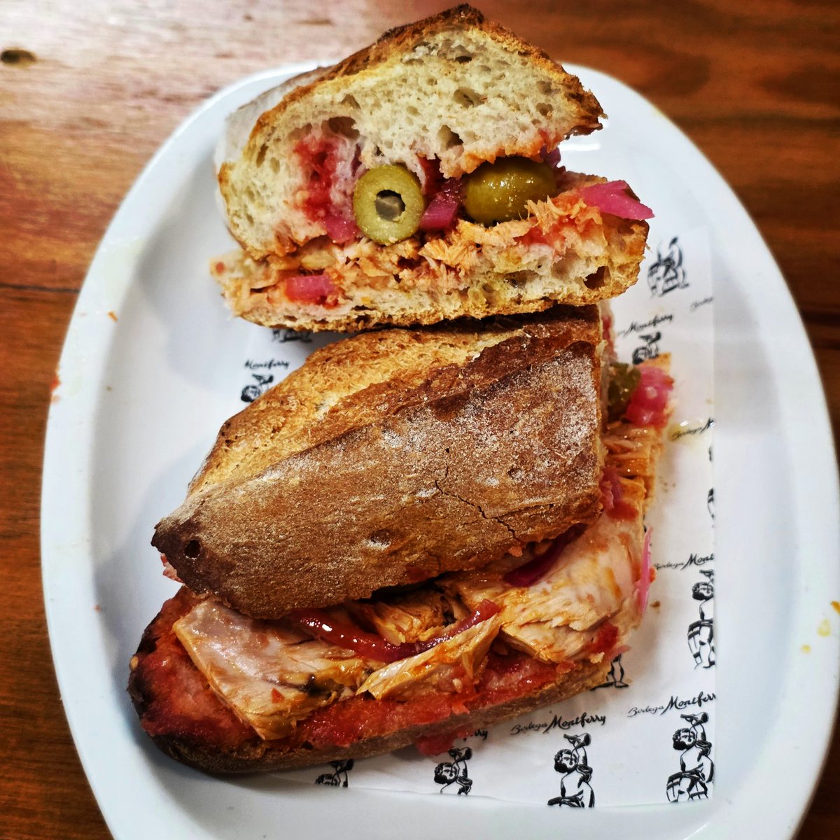 BodegaMontferry's tweet photo. Bon dia per avui entrepà de tonyina en escabetx amb ceba encurtida i olives farcides.  Salut #entrepadeldia https://t.co/rlhzQ5HfgG