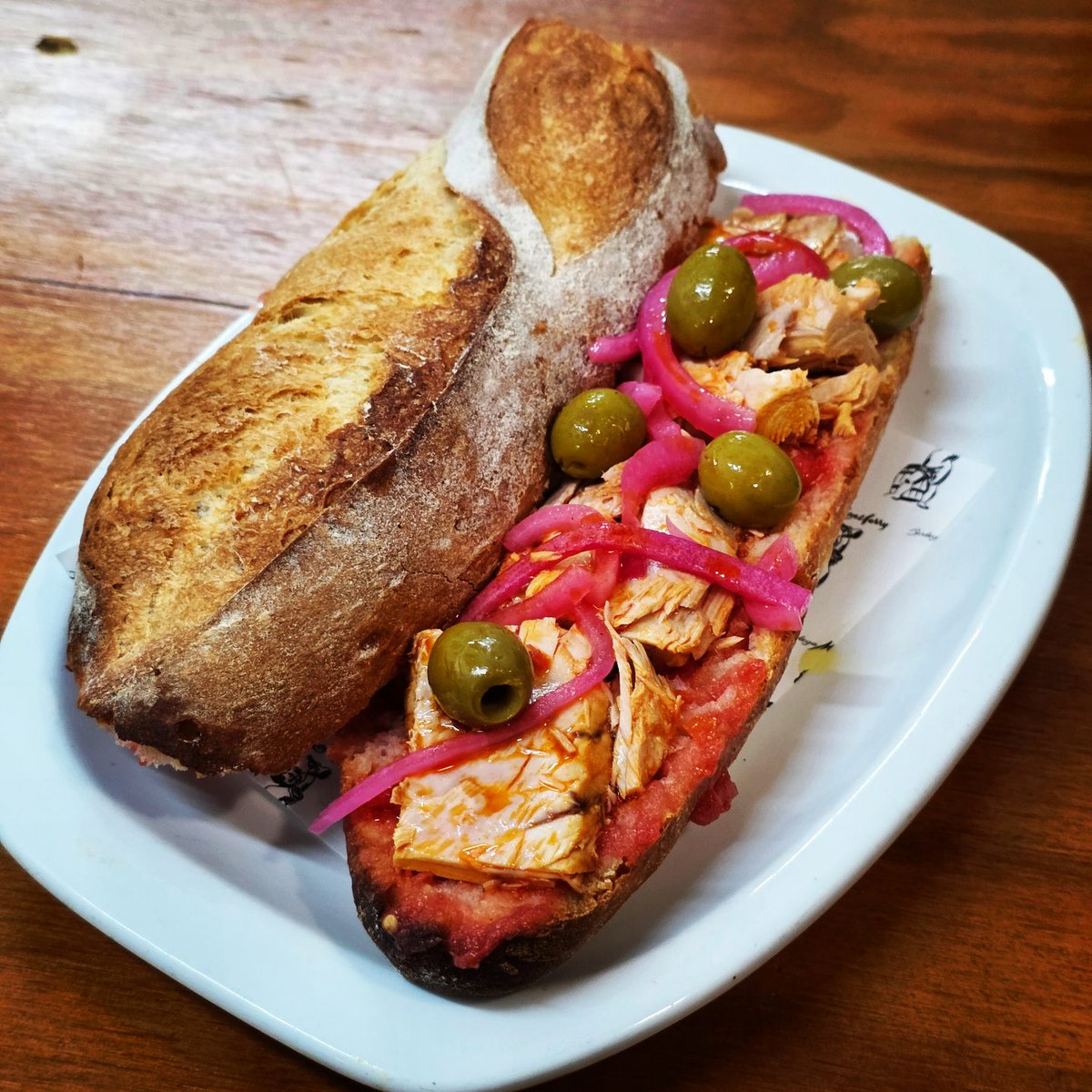 BodegaMontferry's tweet photo. Bon dia per avui entrepà de tonyina en escabetx amb ceba encurtida i olives farcides.  Salut #entrepadeldia https://t.co/rlhzQ5HfgG