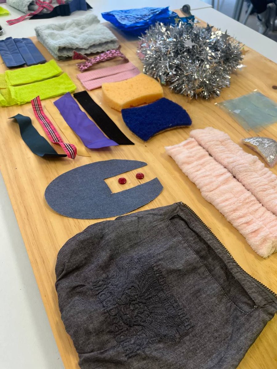 EsitFP's tweet photo. L’alumnat de 2n de Comerç Internacional, dins de l’assignatura de Projecte Intermodular, està treballant amb molta il·lusió en la creació de panells sensorials pensats per als infants de la Llar d’Infants i d’Educació Infantil.  https://t.co/3PuJaqYxC6 https://t.co/tzdYCXpWoE