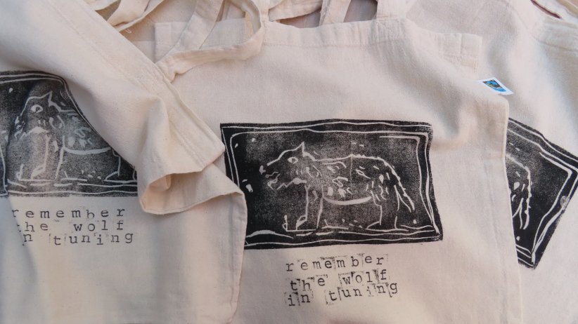 DeWischRelated's tweet photo. Dit  kwamen we tegen waar we nu zijn... Katoenen fair trade tasjes met  prachtige handgestempelde afbeeldingen van 'Remember the wolf in  tuning'. 📷 Een initiatief van een bijzondere lezeres van het gelijknamige boekje. Zie ook https://t.co/yLsNEOWo7J https://t.co/Mc3aZihhAv