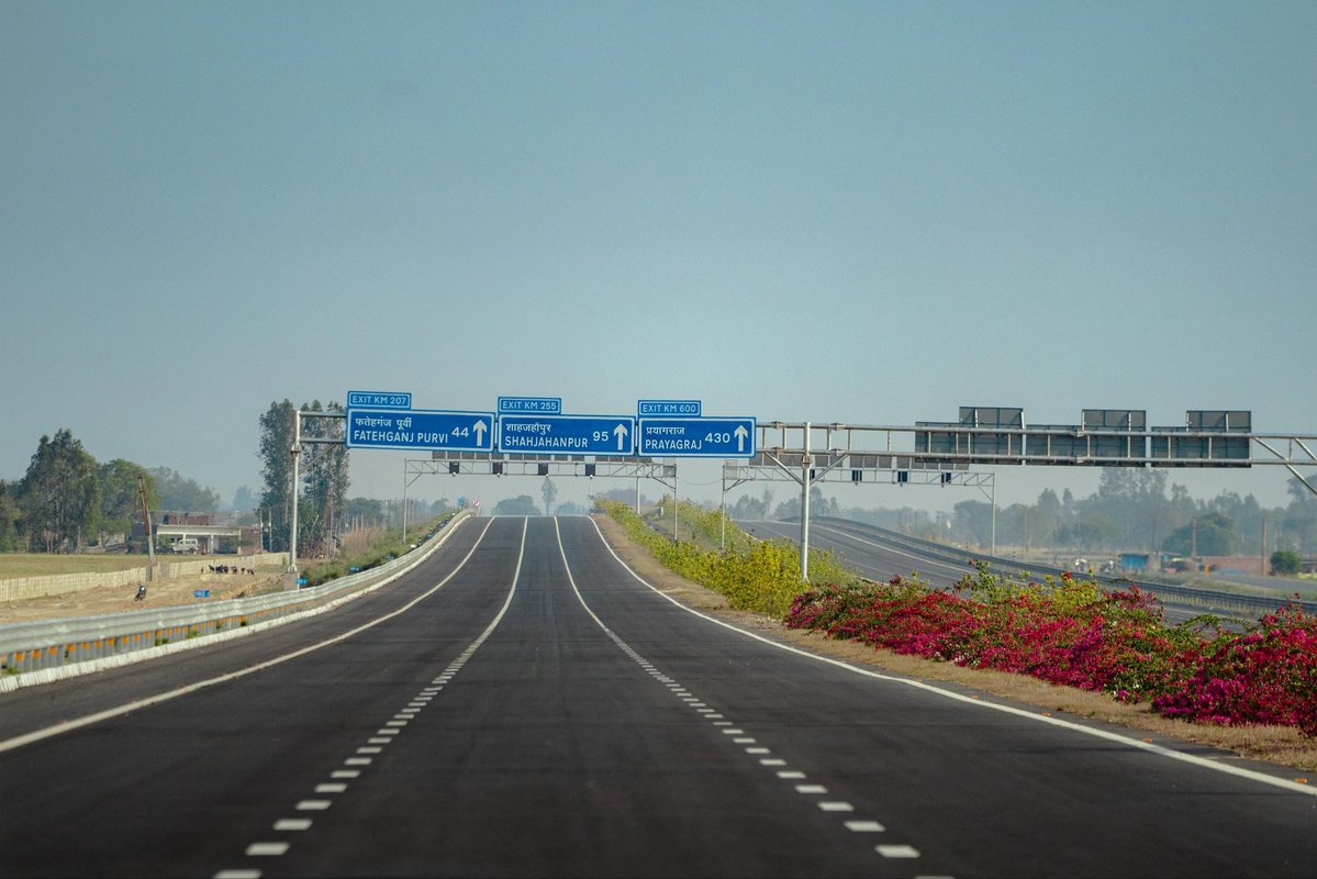 theupindex's tweet image. PM Modi Inaugurates India’s Largest Greenfield #AdaniGangaExpressway Today! 🚀

Adani has delivered a world-class masterpiece, 464 km of the massive 594 km Ganga Expressway in just 3 years and 3 months.

This Rs. 36,000 crore engineering marvel slashes Meerut to Prayagraj travel