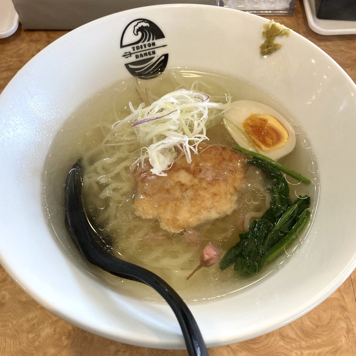 goose_306's tweet photo. TRITON RAMENさんの4月限定、春薫る汐らーめん。来る度に細めんだったので今回は太めん(中太手揉み麺)。
(多分)デフォの汐らーめんに春要素として桜しおあんを絡めた鶏つくねが乗ってる一杯。結構シンプルですが鶏つくねがいいアクセントでした。
#TRITONRAMEN https://t.co/PGrKBir5O2