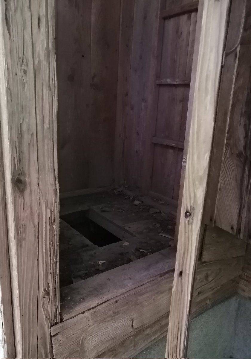 １人で遠出中ｵｼｯｺ我慢できなくなって必死にナビで探したトイレが花子さんに出会えそうな雰囲気で怖くて呆然と立ち尽くしてる。海は死にますか……山は死にますか……私は漏らしますか。おしえてください
