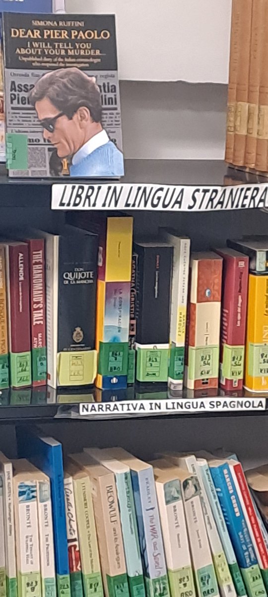 RuffiniCrime's tweet image. Poi entri nella biblioteca della tua città e scopri che il tuo libro, tradotto anche in inglese e vincitore di un premio internazionale come miglior saggio 2025, è esposto nella sezione italiana e in quella in lingua. Beh, la giornata comincia bene :) #pasolini #bestseller