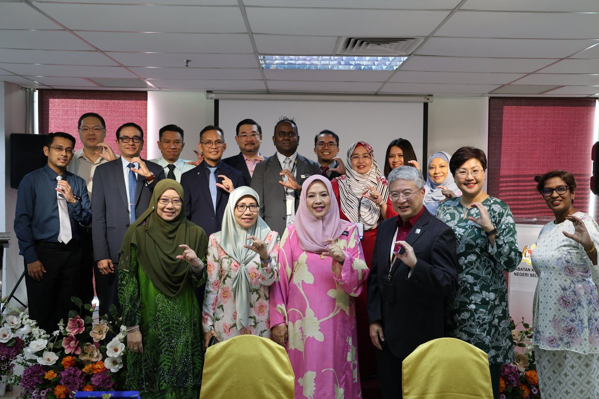 reversecancer's tweet photo. CRMY signs MoU with 6 Selangor hospitals to expand the NORA model, via Pink Ribbon Centres, to guide #BreastCancer patients seamlessly from diagnosis to treatment, breaking barriers to life‑saving care.
Read more: https://t.co/w9xDxtbvJv
@KKMPutrajaya 
#CancerResearch #cancercare https://t.co/IjB15tvRjC