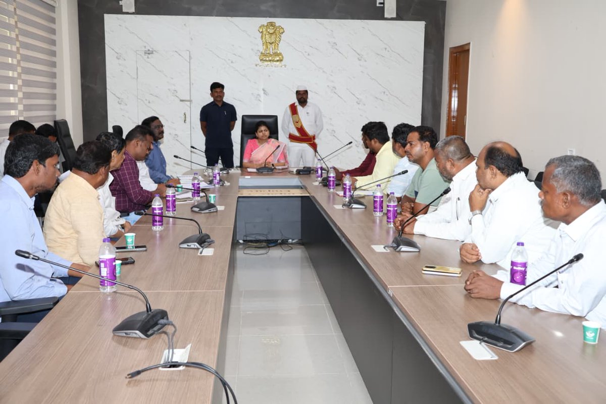 airnews_hyd's tweet image. ⛽ మహబూబాబాద్ జిల్లాలో డీజిల్, పెట్రోల్, గ్యాస్ సరఫరాలో ఎలాంటి అంతరాయం కలగకుండా చూడాలని కలెక్టర్ స్నేహ శబరీష్ అధికారులను ఆదేశించారు.  ఇంధన కృత్రిమ కొరత సృష్టిస్తే కఠిన చర్యలు తీసుకుంటామని హెచ్చరించారు. (పీటీసీ, మహబూబాబాద్)
#Mahabubabad #Collector #SnehaShabarish #FuelSupply