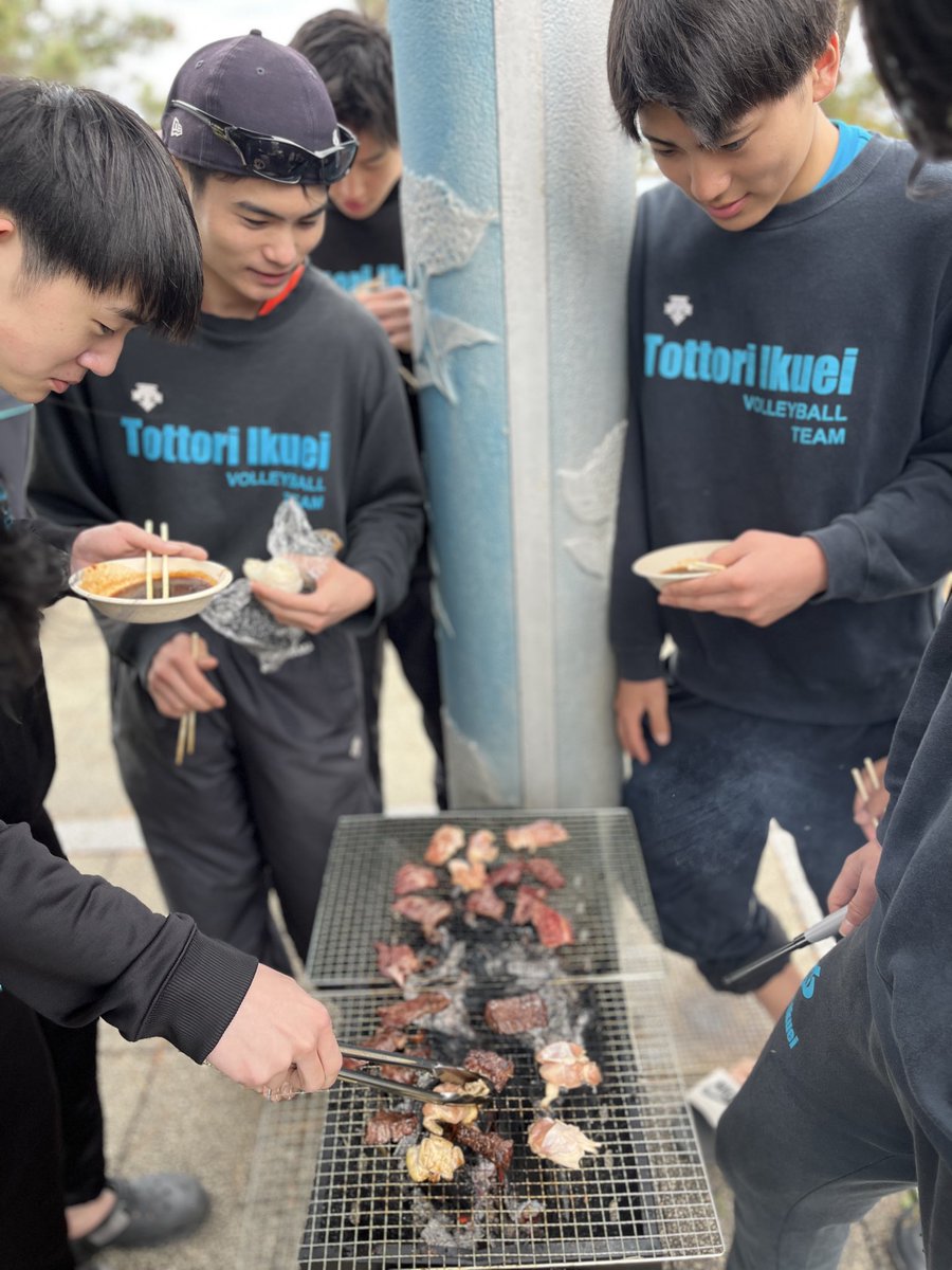 ikuei_vb's tweet photo. 2026.4.29（水・祝）
有志で海岸清掃&amp;ビーチバレーコート整備&amp;🍖

今年もこの季節がやって参りました🫡
国スポに向けて始動しました。
OFFのこの日。有志で集まり、お世話になる海岸を掃除し、コート作り。その後はBBQ🍖
とても楽しい半日を過ごしました😊 https://t.co/pfAsCAk02U