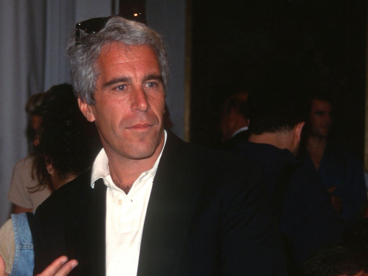 gabriel_draghi's tweet image. Le 1er emploi d'#Epstein à Wall Street fut chez Bear Stearns (1976-1981). En 2008, Timothy Geithner a orchestré le sauvetage de Bear Stearns : 853 milliards $ de prêts secrets de la #FED. Bear Stearns a ensuite été rachetée par JPMorgan, la banque d'Epstein pendant 15 ans. ⤵️