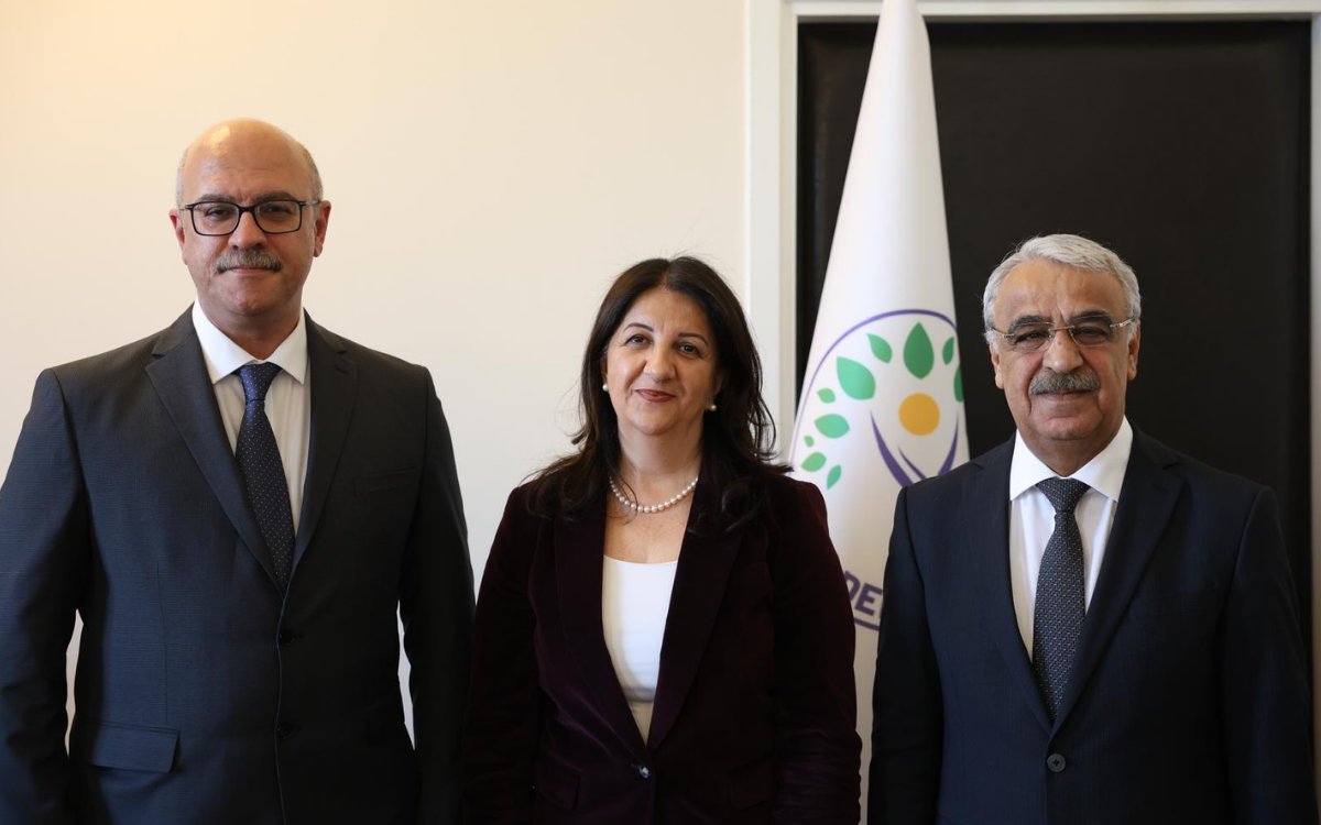 SON DAKİKA

İmralı Heyeti’nden açıklama: Sayın Öcalan’ın görüşleri çarpıtılıyor, itibar etmeyin

“BASINA VE KAMUOYUNA

Son günlerde bazı sosyal medya mecralarında dolaşıma sokulan ve Sayın Abdullah Öcalan’a atfedilen “görüşme notları” başlıklı içeriklere ilişkin kamuoyunu