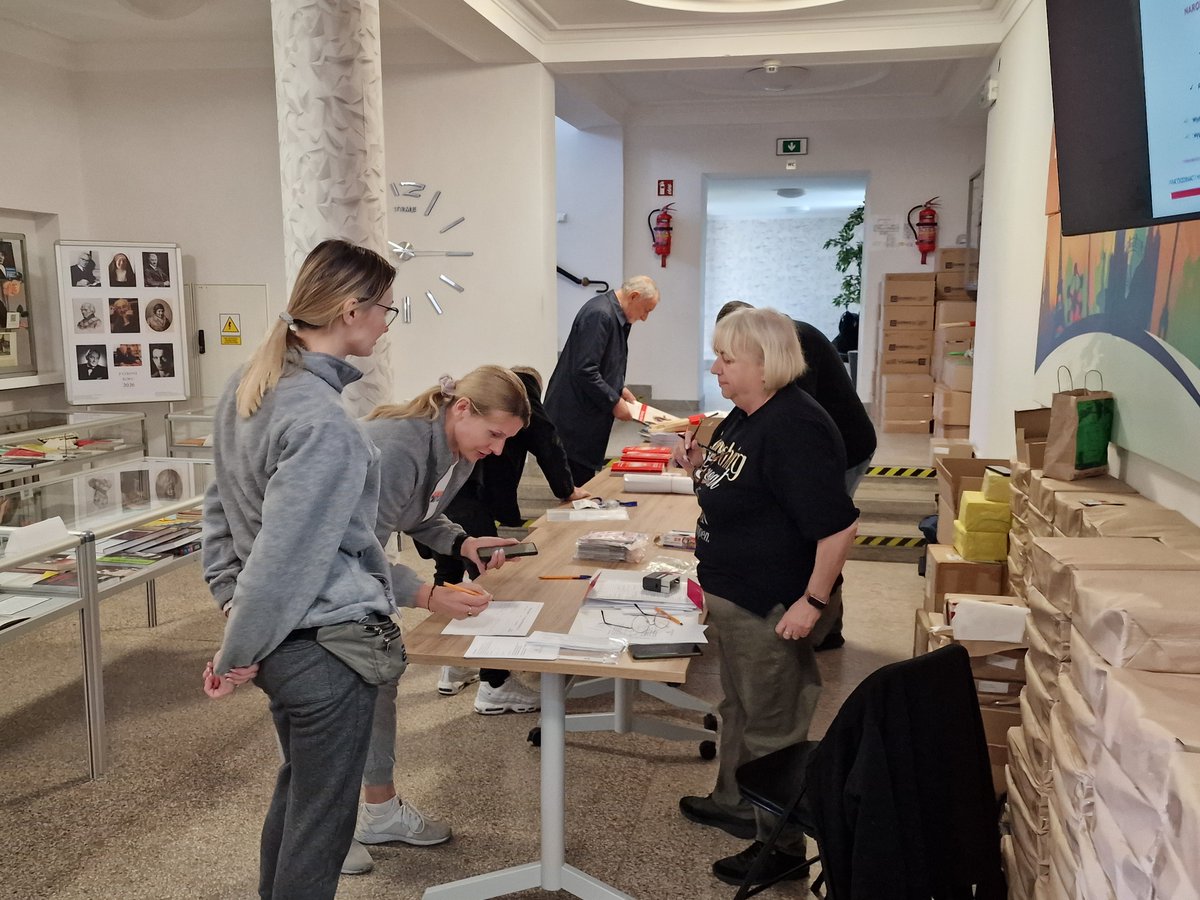 CentrumMa's tweet photo. XLVII Młodzież pamięta® Zapraszamy małopolskie gminy po odbiór patriotycznych materiałów jeszcze dziś od 10:00 do 14:00 w Gmachu @pbw_krakow ! 
@malopolskaPL https://t.co/aLWXEuavL1