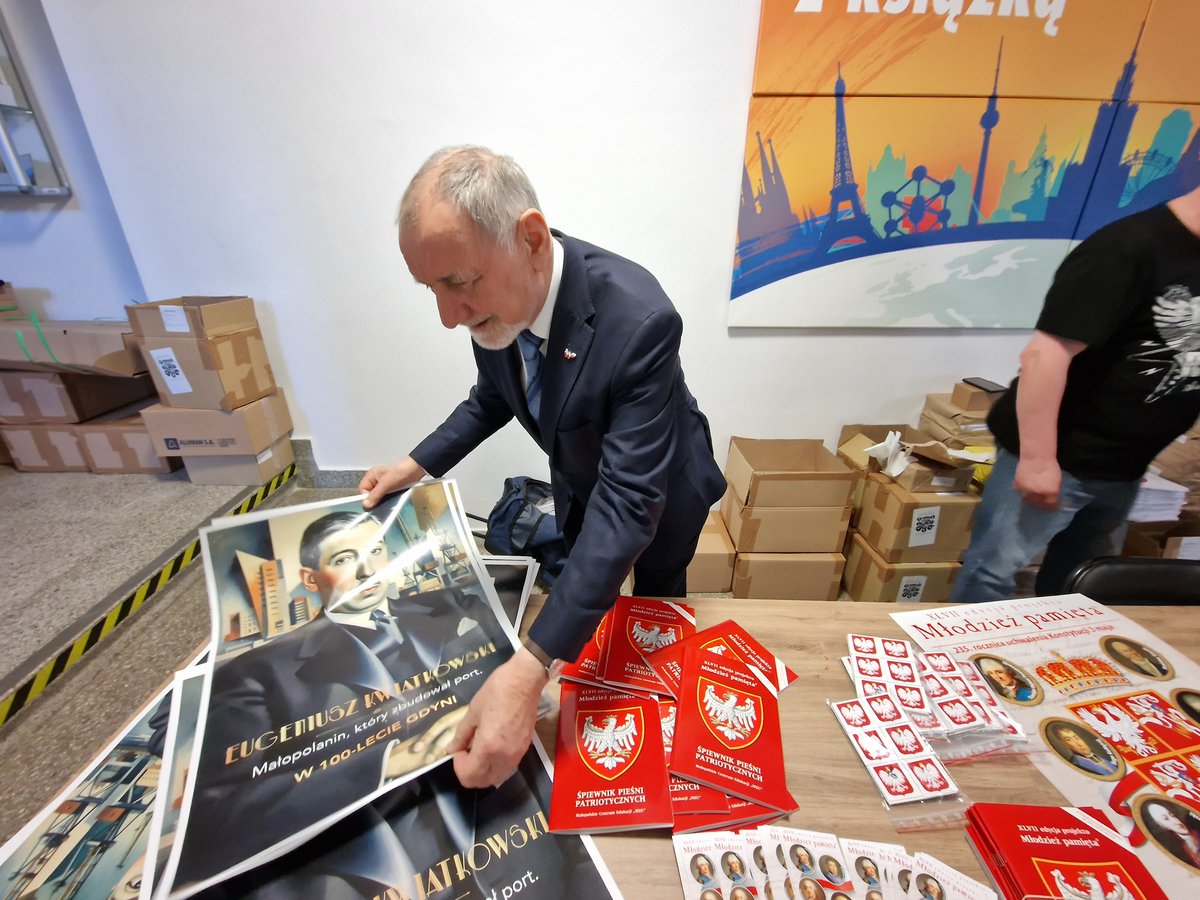 CentrumMa's tweet photo. XLVII Młodzież pamięta® Zapraszamy małopolskie gminy po odbiór patriotycznych materiałów jeszcze dziś od 10:00 do 14:00 w Gmachu @pbw_krakow ! 
@malopolskaPL https://t.co/aLWXEuavL1
