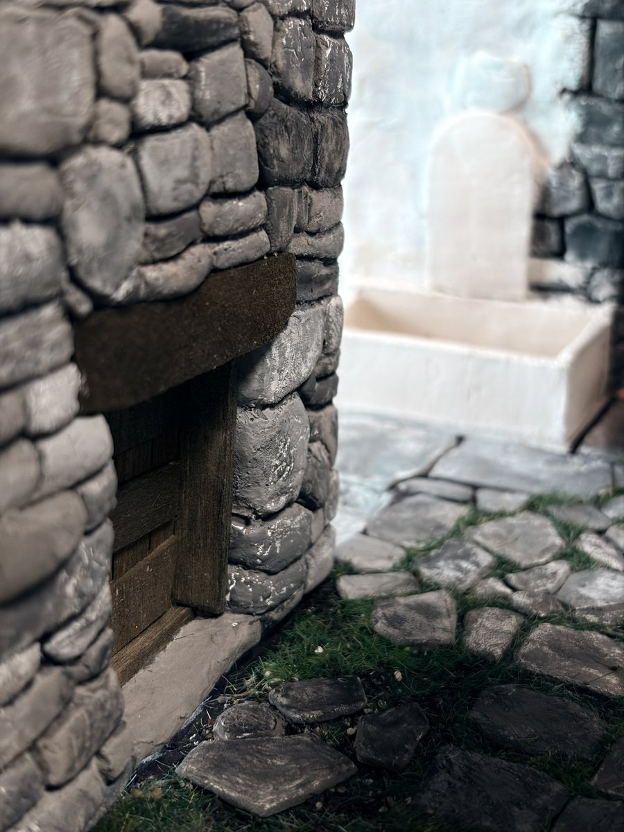 今日は水汲み場を作っています。写真に撮ったらお墓感強い🪦あとで調整したい😅先はまだまだ！🏃‍♂️
#ミニチュア
#ジオラマ
#ドールハウス
#石造りの村