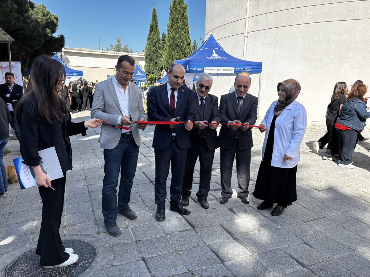 ilce_mem's tweet photo. İzmir’in farklı bölgelerinden ve ilçemizden gelen başarılı ve köklü liselerimizi ortaokul öğrencilerimizle buluşturduğumuz Lise Tanıtım Fuarı’nı İzmir Kız Anadolu İmam Hatip Lisesinde gerçekleştirdik. @yahsiomer https://t.co/kRA2Q4zvup