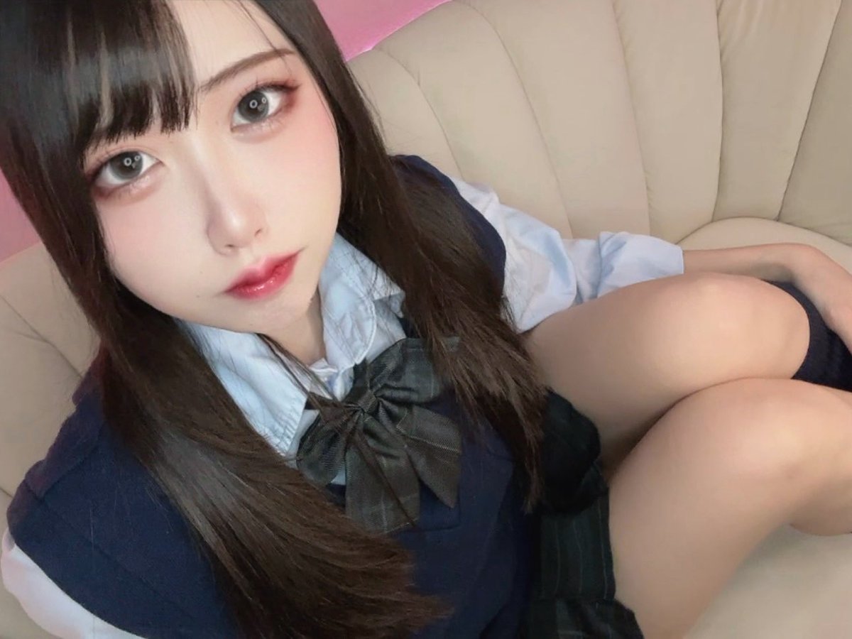 yuzuka_live's tweet photo. 本日制服コスで配信しております♡
(スカート濡れちゃってこれじゃないけど…)
ナチュラルメイク、ナチュラルネイルのゆずかをお届けします(⁎ᴗ͈ˬᴗ͈⁎)
22時からは30%オフもやってるからぜひ遊びに来てね〜！！ https://t.co/WPmkkhSzg0