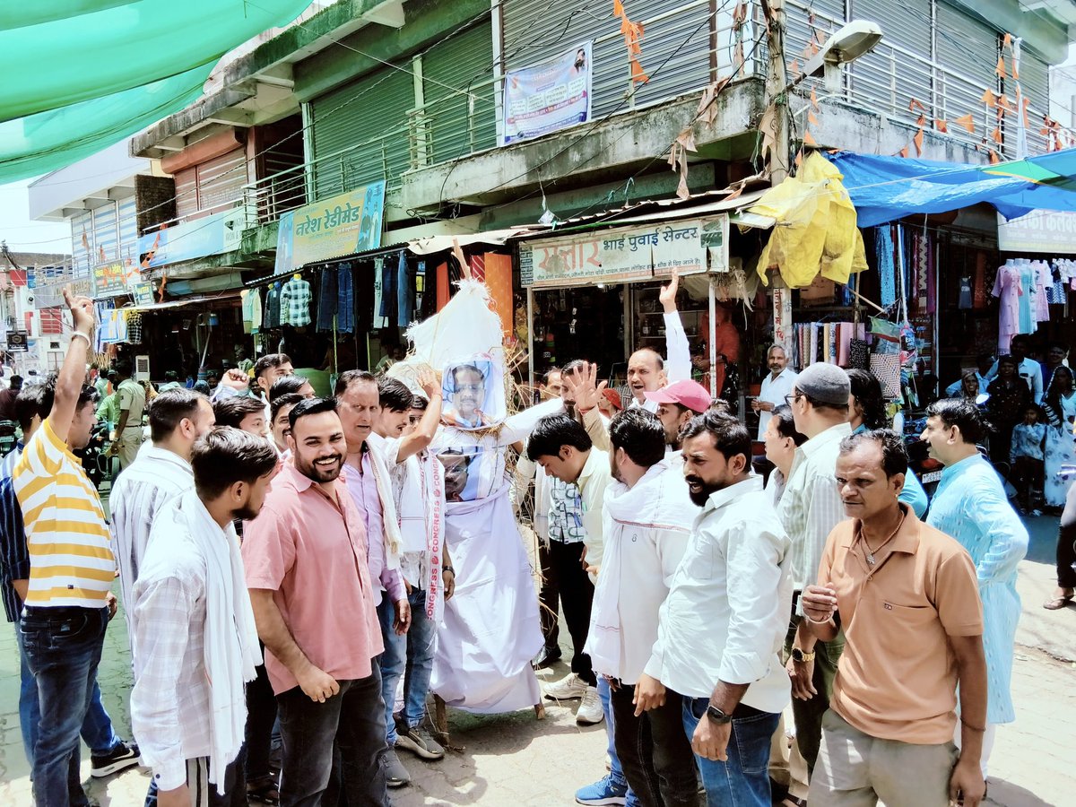 AICC महासचिव <a href="/SachinPilot/">Sachin Pilot</a> जी के खिलाफ भाजपा प्रभारी राधामोहन अग्रवाल द्वारा की गई अमर्यादित टिप्पणी के विरोध में आज खानपुर के गुदरी चौराहा पर विरोध प्रदर्शन करते हुए शव यात्रा निकाली एवं पुतला दहन किया।
📍 खानपुर, गुदरी चौराहा
<a href="/INCIndia/">Congress</a> <a href="/RPCC_ITcell/">INC RPCC IT CELL</a>