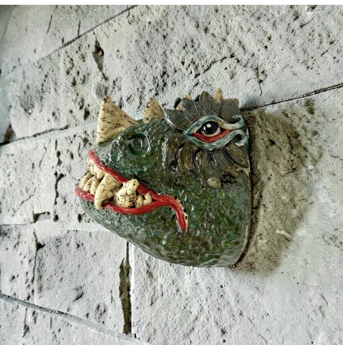 ZenCatPottery's tweet photo. Dragon Mask Wall Art https://t.co/Dqh5JAY3qS
#DragonArt #WallArt #CeramicArt #DragonLover #HandmadeCeramics #HandmadePottery #DragonDecor https://t.co/H2xGMUlY69