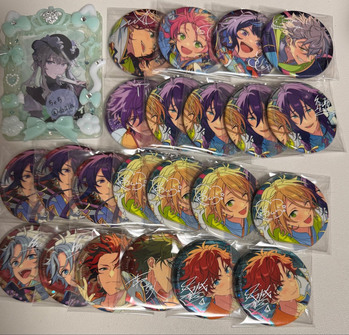 dr2ih's tweet photo. あんスタ 10周年 缶バッジ 交換

求）巽 

譲）一彩 藍良 マヨイ 敬人 紅郎 颯馬 維吹 真緒 エス 桃李 晃牙 アドニス

郵送でのお取引になります。
お気軽にお声掛けよろしくお願いします。 https://t.co/h0ny6FWKoU