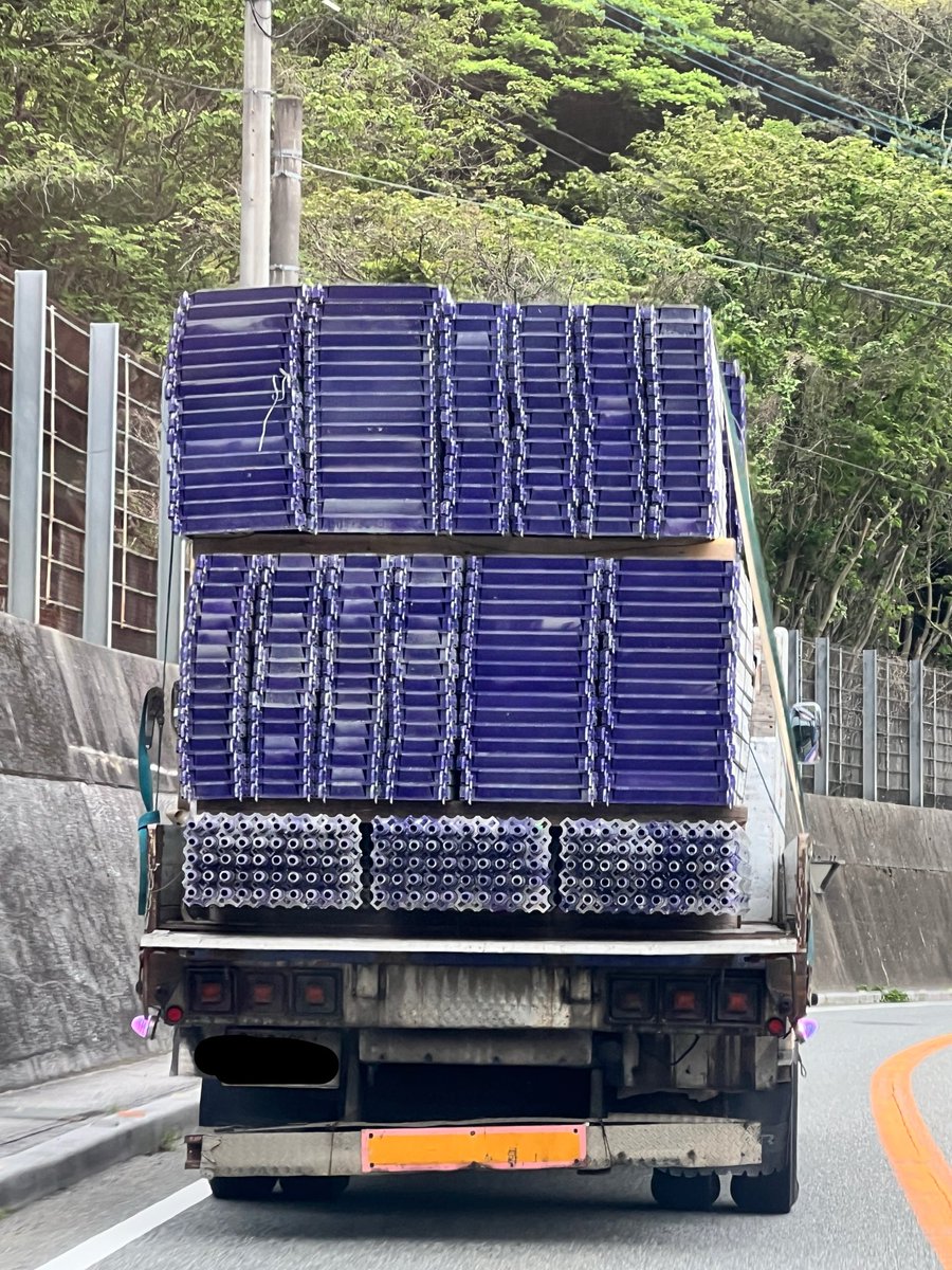 MassCLEATMass's tweet photo. 前を走るトラックの荷物の上段が徐々に左にズレてきてるような…😅 https://t.co/ol4USfvjla