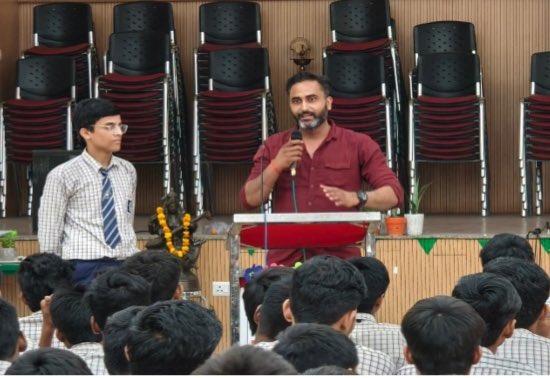 CrimeBranchDP's tweet image. 🚨🔥 DRUG-FREE DELHI REVOLUTION IGNITED! 🔥🚨

#DelhiPolice ANTF, Crime Branch launched a massive anti-drug awareness movement across schools, markets &amp;amp; JJ clusters across Delhi under the vision of Nasha Mukt Bharat 🇮🇳
👮‍♂️ Reached students, teachers, youth &amp;amp; residents citywide
📚