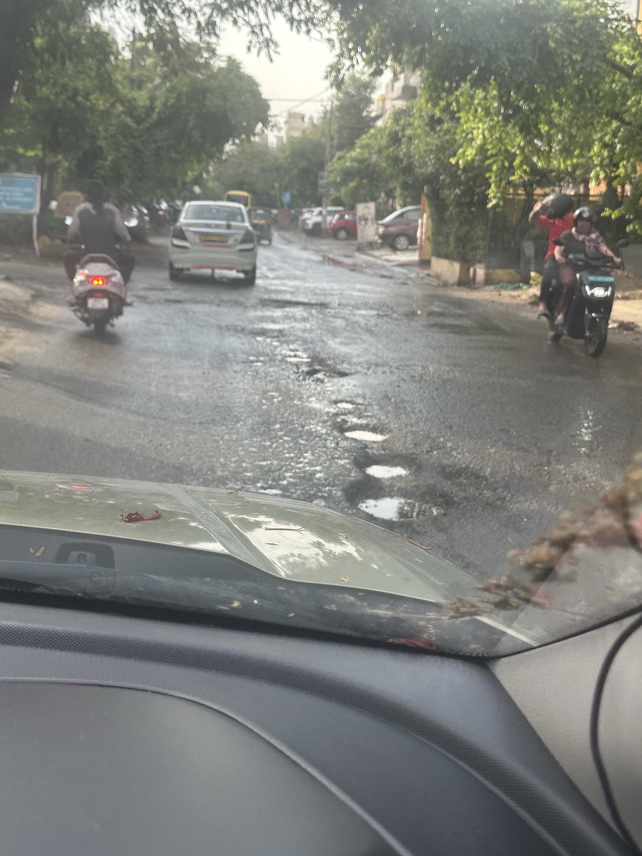 rahulsharmads's tweet photo. @MunCorpGurugram @OfficialGMDA विकसित भारत…..ये सेक्टर 46, #Gurugram है और यहा ट्रिपल इंजन की गवर्मेंट ने विकास की गंगा बहा दी है. कम से कम टैक्स पेयर्स और अपने कोर वोटर्स की तो बात सुनो! पूरी मेन सेक्टर रोड ही ग़ायब हो गई है। 

@gurgaon_live @Suhelseth @DC_Gurugram https://t.co/s7OS5Q5N8a
