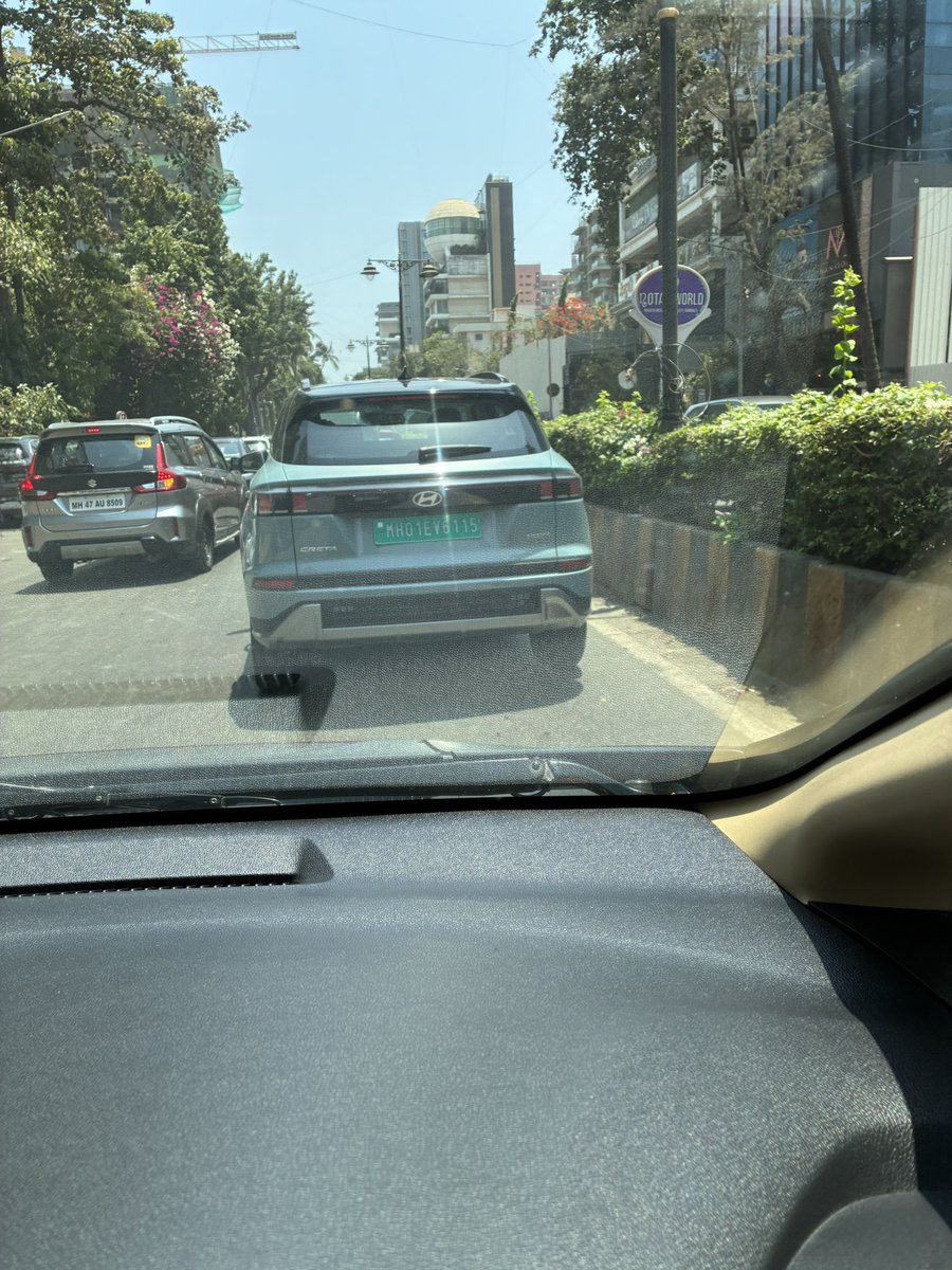 SiddharthMirani's tweet photo. @MTPHereToHelp road rage incident by the driver was about to bang into two cars and kill pedestrian.. please take immediate action or penalise the driver https://t.co/3I0b3dhAkp