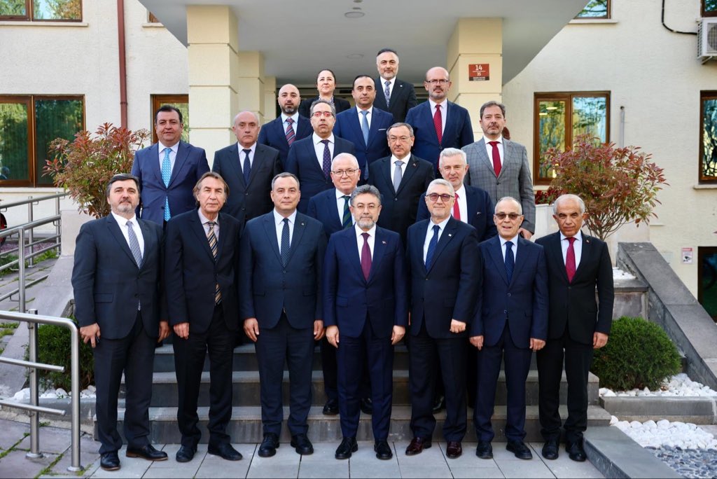 UHKonseyi's tweet photo. T.C. Tarım ve Orman Bakanı Sayın İbrahim Yumaklı riyasetinde gerçekleştirilen Ulusal Ürün Konseyleri Buluşmaları’na iştirak ederek; hububat piyasaları, sektör değerlendirmesi ve faaliyetlerimizi dile getirdik.
Sektörümüze pozitif yaklaşımlarında dolayı Sayın Bakanımıza ve kıymetli ekibine teşekkür ederiz.
@ibrahimyumakli @TCTarim @Bugemtr