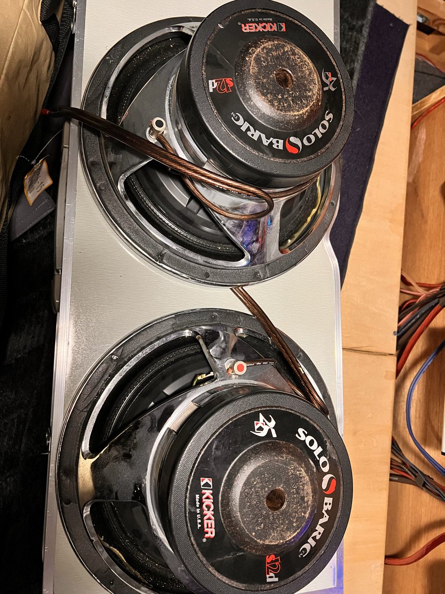 180sxTX's tweet photo. KICKER キッカー SOLO-BARIC S12d クロームメッキ

めっちゃ汚いやつ 音出し確認してないジャンク1万 https://t.co/pGAp6ilnrm