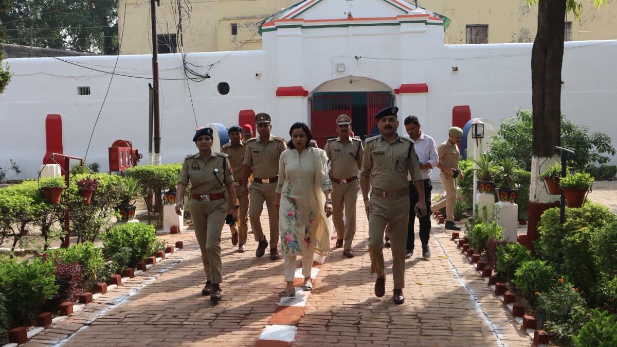 airnews_gkp's tweet image. #फर्रुखाबाद: जिलाधिकारी अंकुर लाठर व पुलिस अधीक्षक आरती सिंह ने जिला व केंद्रीय कारागार का औचक निरीक्षण किया। बंदियों के भोजन, स्वास्थ्य सेवाओं, साफ-सफाई व अन्य व्यवस्थाओं की जांच की गई। 

#Farrukhabad #Inspection #Jail #UPNews