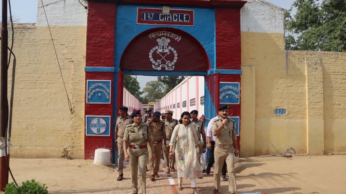 airnews_gkp's tweet image. #फर्रुखाबाद: जिलाधिकारी अंकुर लाठर व पुलिस अधीक्षक आरती सिंह ने जिला व केंद्रीय कारागार का औचक निरीक्षण किया। बंदियों के भोजन, स्वास्थ्य सेवाओं, साफ-सफाई व अन्य व्यवस्थाओं की जांच की गई। 

#Farrukhabad #Inspection #Jail #UPNews