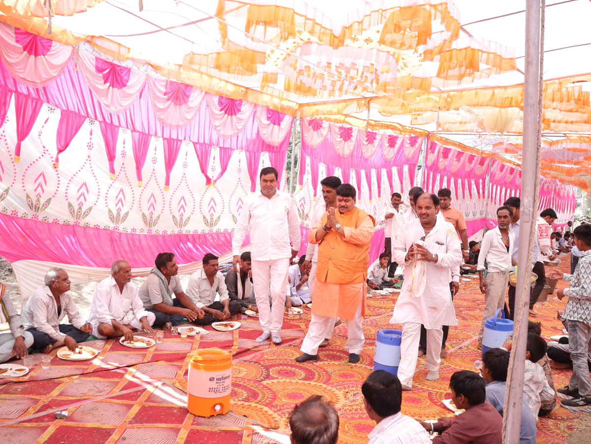 bjpanilfirojiya's tweet image. आज तराना विधानसभा के ग्राम देवीखेड़ा में प. उदयसिंह भगत जी कोली के यहां आयोजित विवाह समारोह में सम्मिलित होकर नवदंपति को हार्दिक शुभकामनाएं प्रेषित कीं।
बाबा महाकाल से प्रार्थना है कि उनका वैवाहिक जीवन सुख, समृद्धि एवं आनंद से परिपूर्ण रहे।
#wedding #Tarana #ShubhAvsar #Blessings