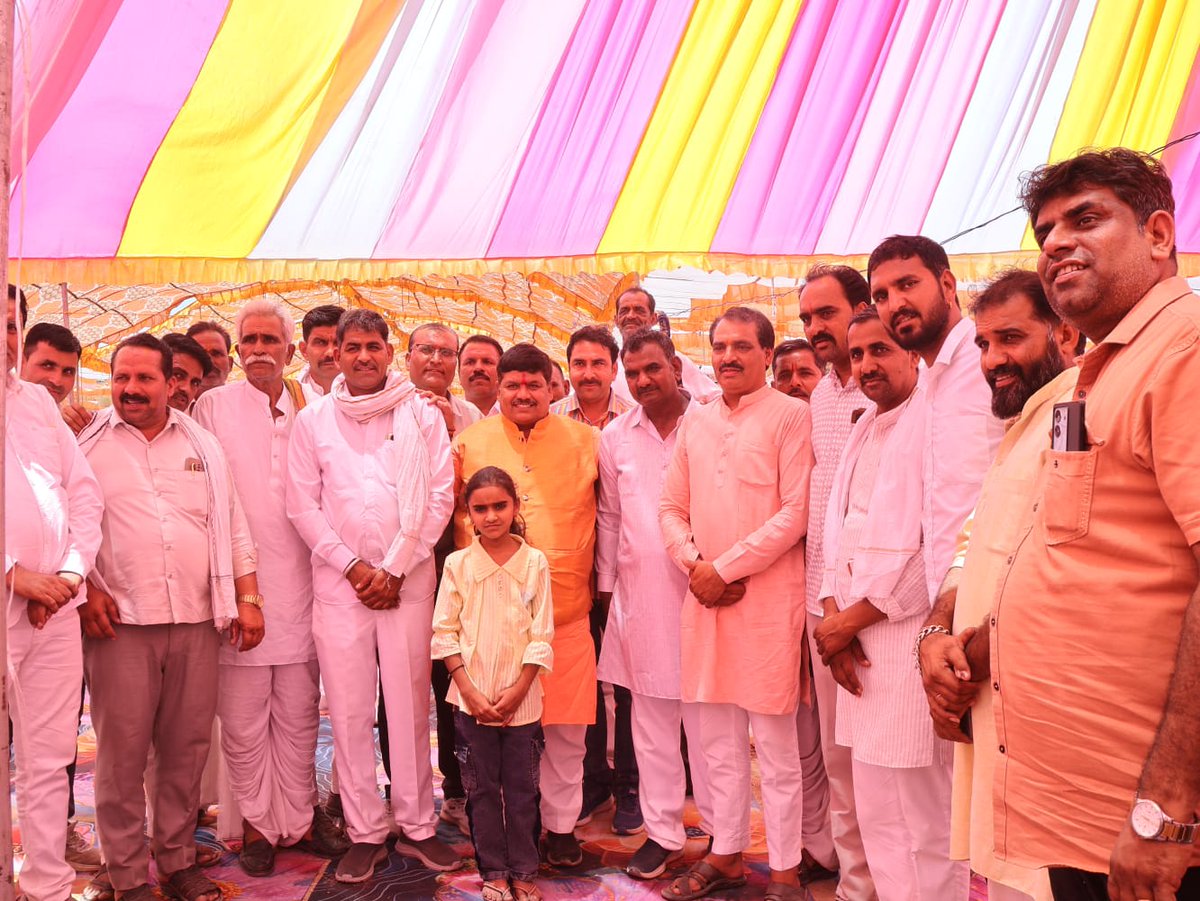 bjpanilfirojiya's tweet image. आज तराना विधानसभा के ग्राम देवीखेड़ा में प. उदयसिंह भगत जी कोली के यहां आयोजित विवाह समारोह में सम्मिलित होकर नवदंपति को हार्दिक शुभकामनाएं प्रेषित कीं।
बाबा महाकाल से प्रार्थना है कि उनका वैवाहिक जीवन सुख, समृद्धि एवं आनंद से परिपूर्ण रहे।
#wedding #Tarana #ShubhAvsar #Blessings