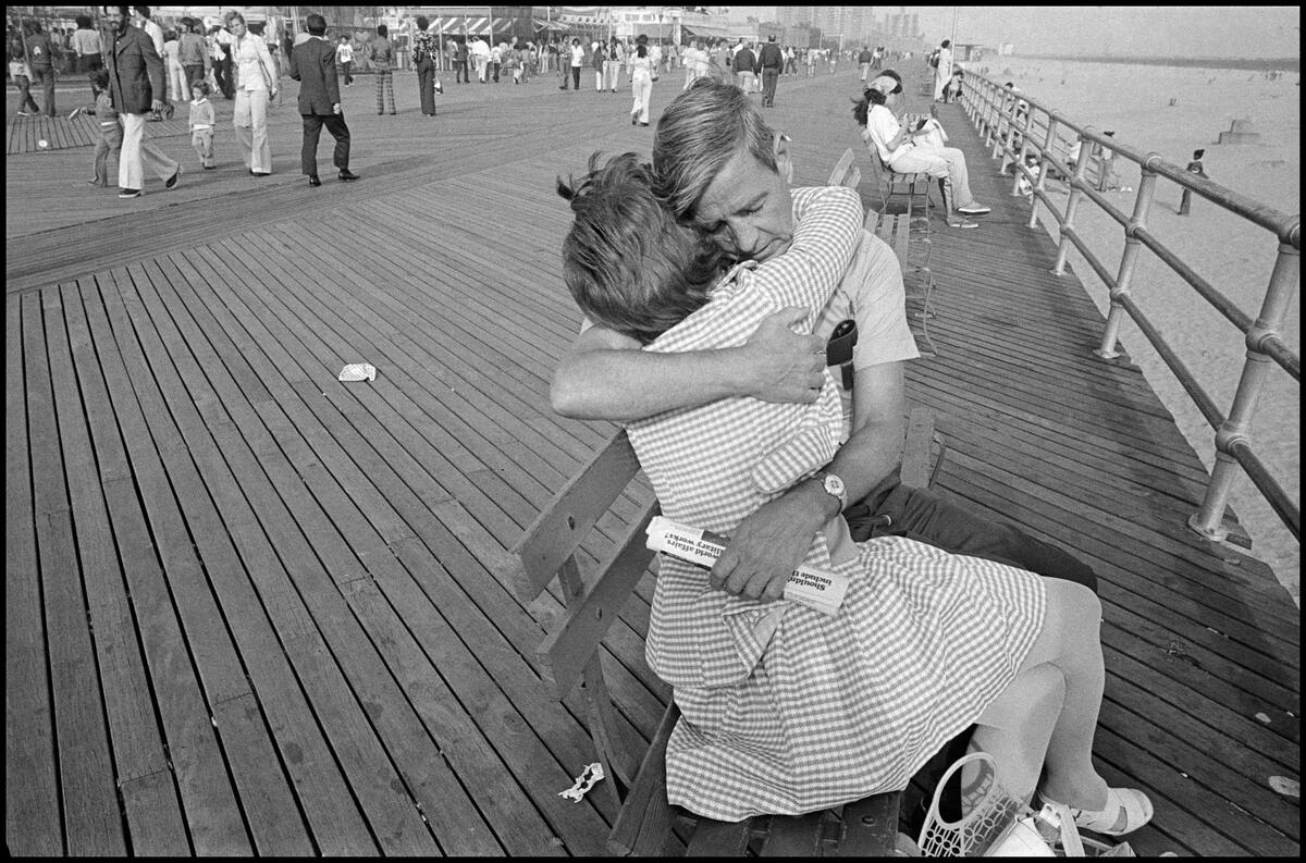 GuernseyJuliet's tweet image. #Words #Photography 
#GM #LoveLovers 
“Perhaps the feelings that we experience when we are in love represent a normal state. Being in love shows a person who he should be.”
Anton Chekhov

📷Bruce Gilden🇺🇲Couple on the boardwalk by the beach. Coney Island, New York, 1977

Tag ⬆️⬇️